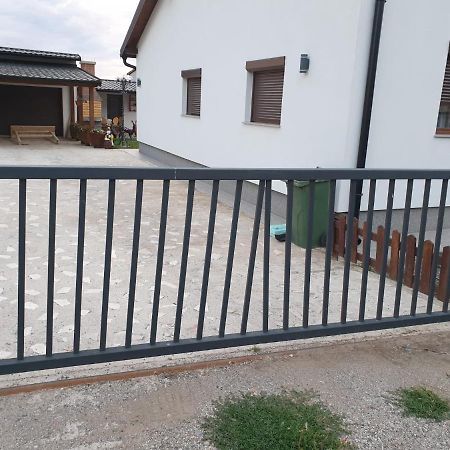 Udbina Apartman Filip מראה חיצוני תמונה