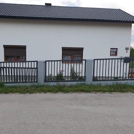 Udbina Apartman Filip מראה חיצוני תמונה