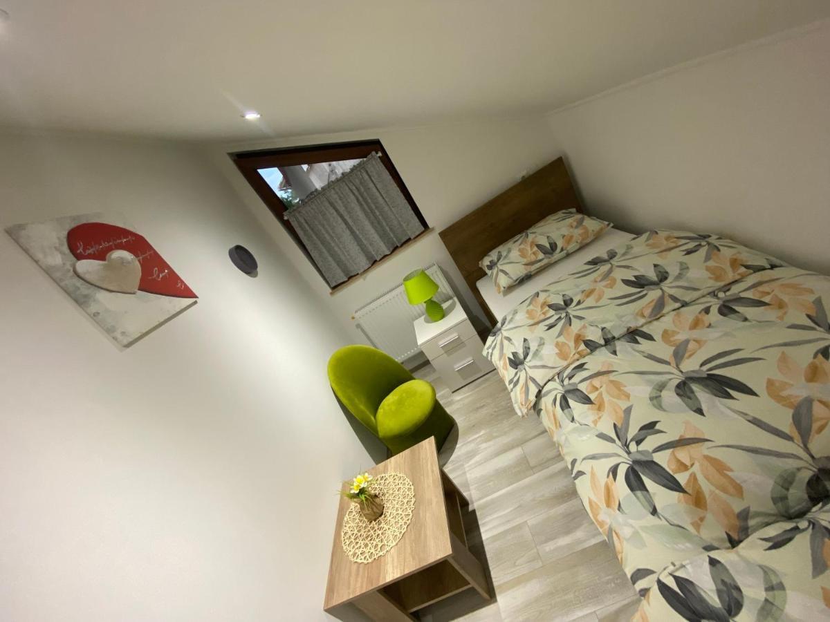 Udbina Apartman Filip מראה חיצוני תמונה