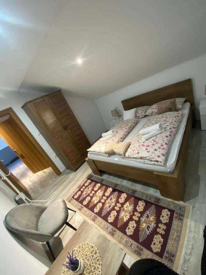Udbina Apartman Filip מראה חיצוני תמונה