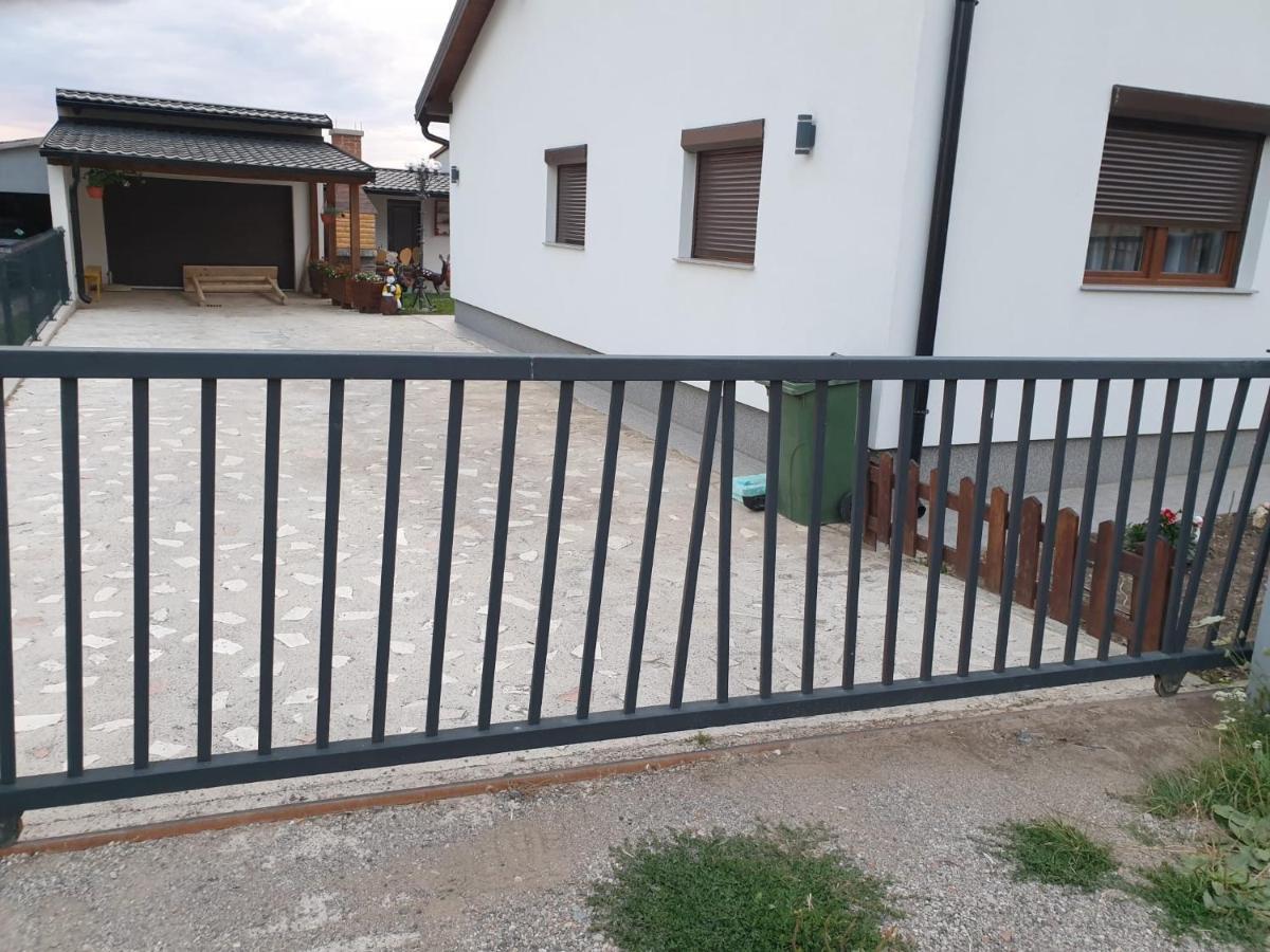 Udbina Apartman Filip מראה חיצוני תמונה